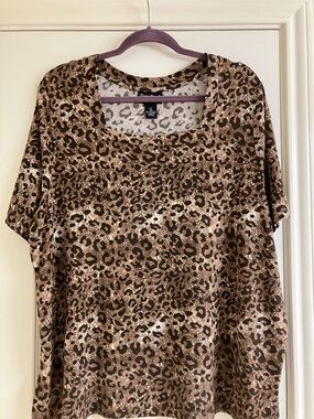 Maggie Barnes Brown Leopard Print Short Sleeve Scoop Neck Top